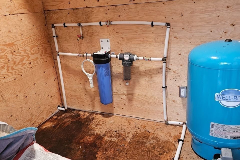 Water filtration system with pressure tank