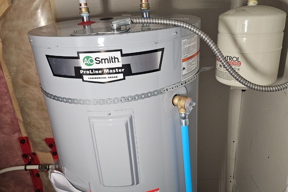 Electric water heater with expansion tank